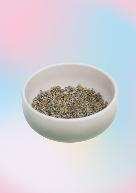 Vihreän pyhimyksen vierailu -yrttitee kulhossa