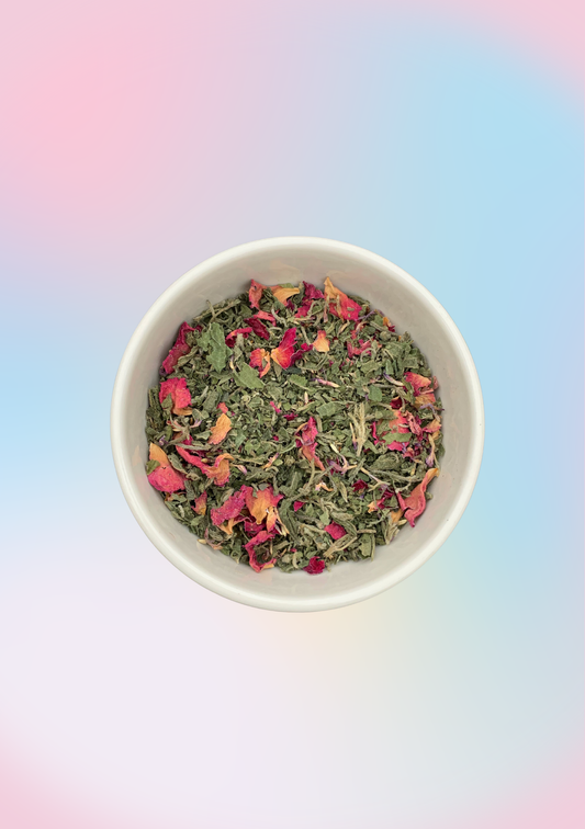 Kolme kukkaa -yrttitee kulhossa